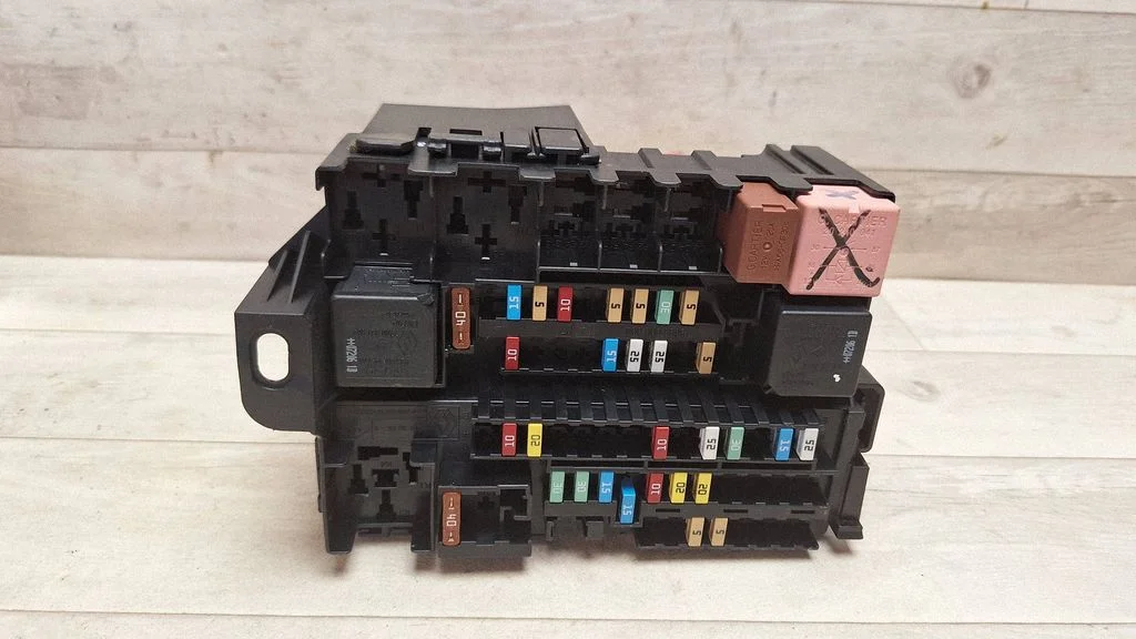 Fuse box set 8200758803
