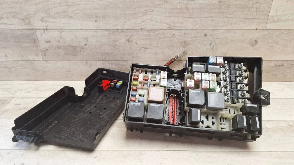 Fuse box set 8688040