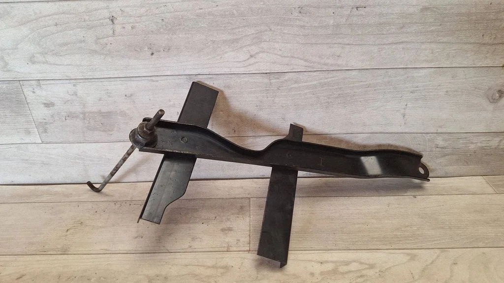 Battery bracket