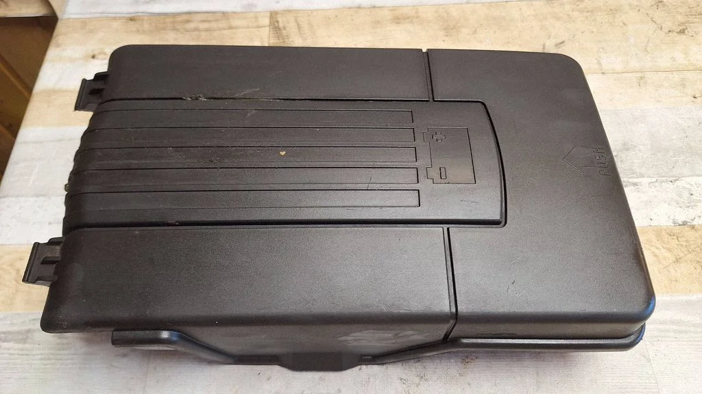 Battery box tray cover/lid 1K0915443C