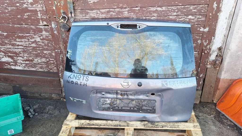 Rear windscreen/windshield window – Nissan Note (E11) (2006-2014)