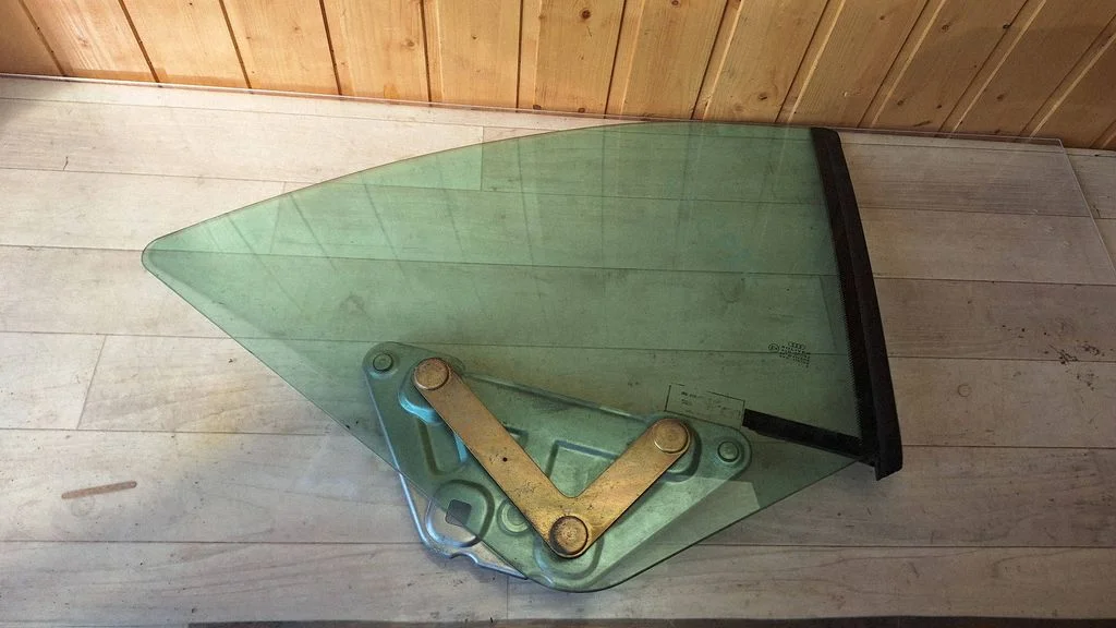Rear side window 43R00082