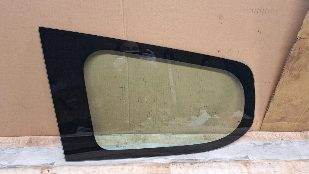Rear side window 43R000015