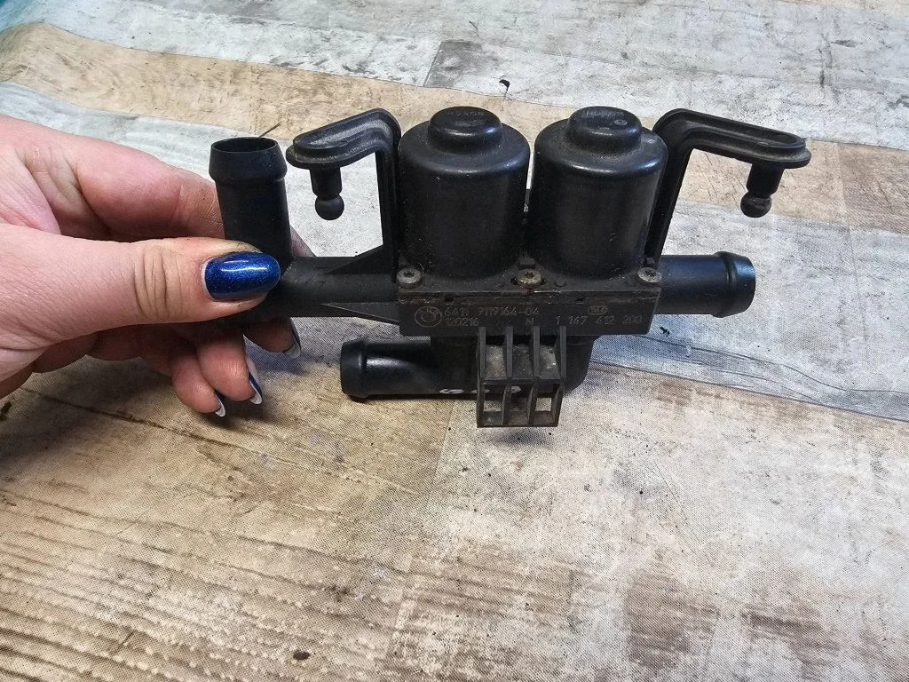 Coolant heater control valve – BMW 7 Series F01 F02 F03 F04 (2008-2016)