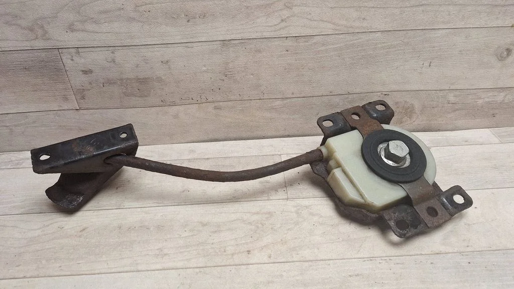 Spare wheel mounting bracket – Toyota Corolla Verso AR10 (2004-2009)