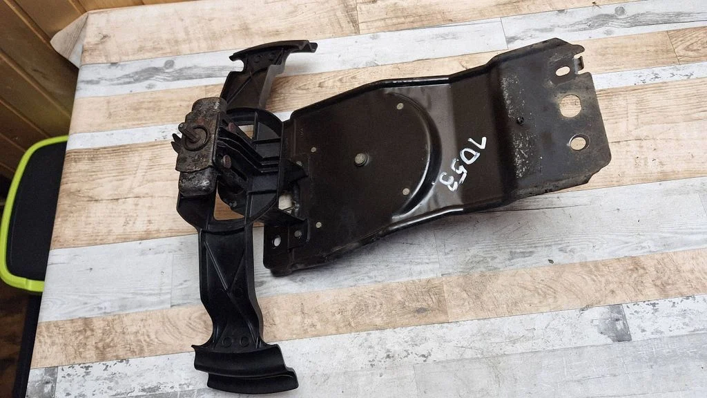 Spare wheel mounting bracket – Chrysler Voyager (2004-2007)