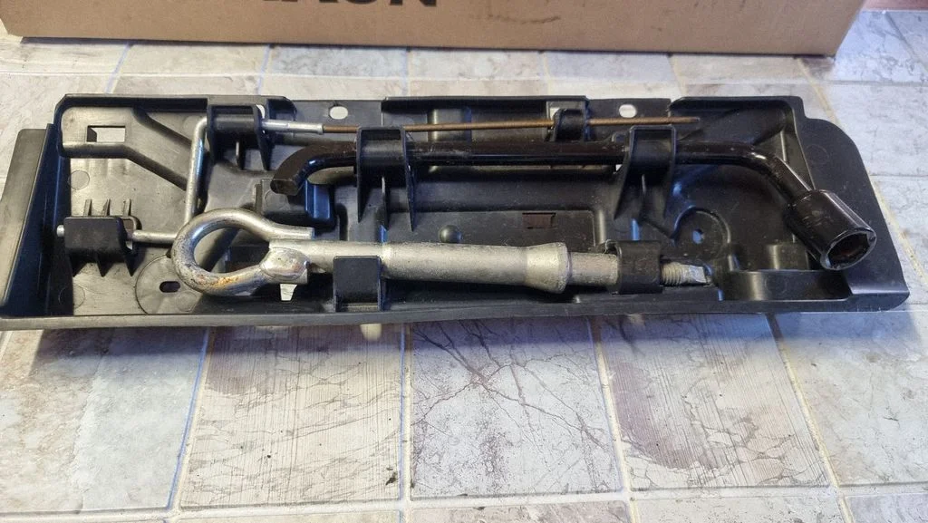 Tool box 9687718577
