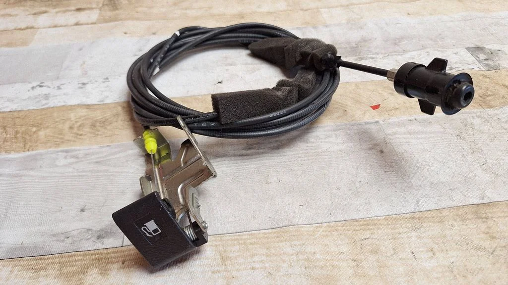 Fuel cap release pull handle – Volkswagen Passat B5.5 (2001-2005)