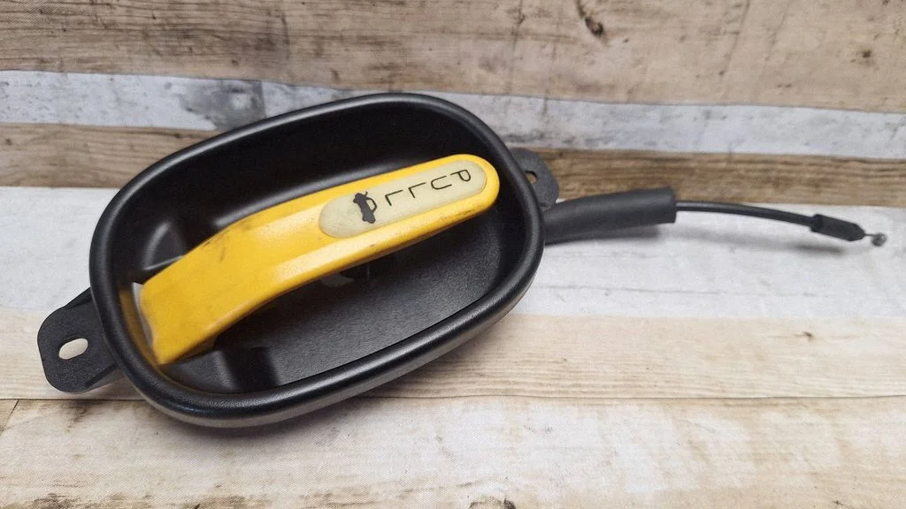 Fuel cap release pull handle