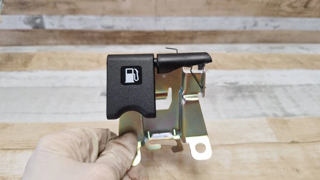 Fuel cap release pull handle – Nissan NV200 (2009-)