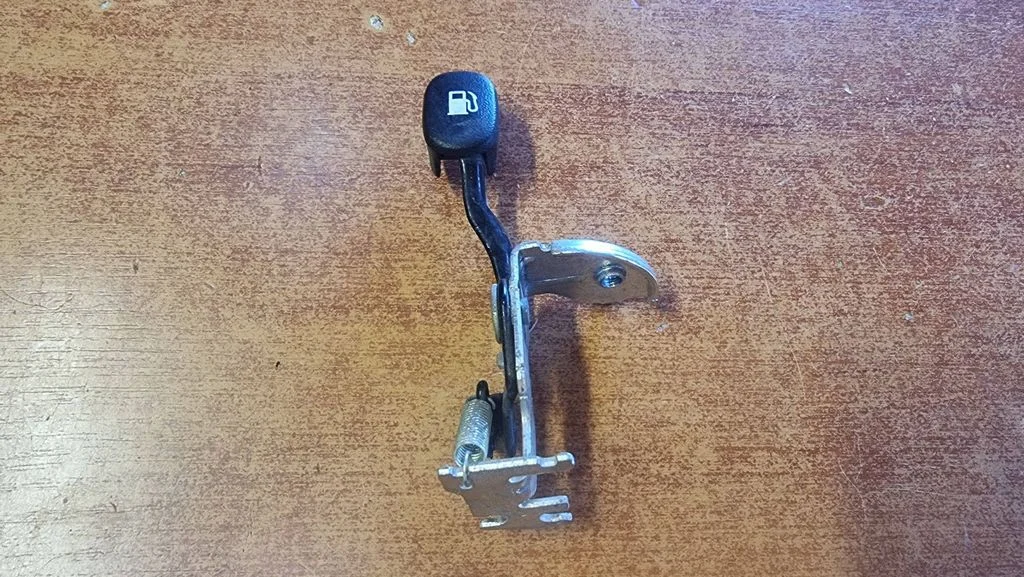 Fuel cap release pull handle – Hyundai i20 (PB PBT) (2008-2014)