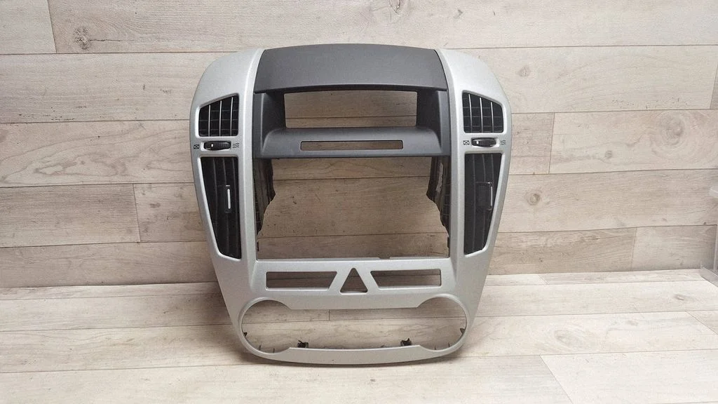 Radio/GPS head unit trim 847401H000