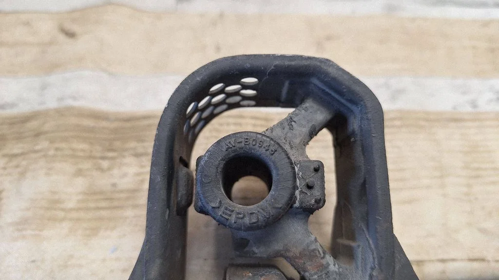 Muffler mount bracket/holder AVB0945
