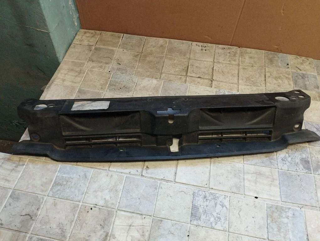 Radiator trim – Hyundai Santa Fe (2006-2012)