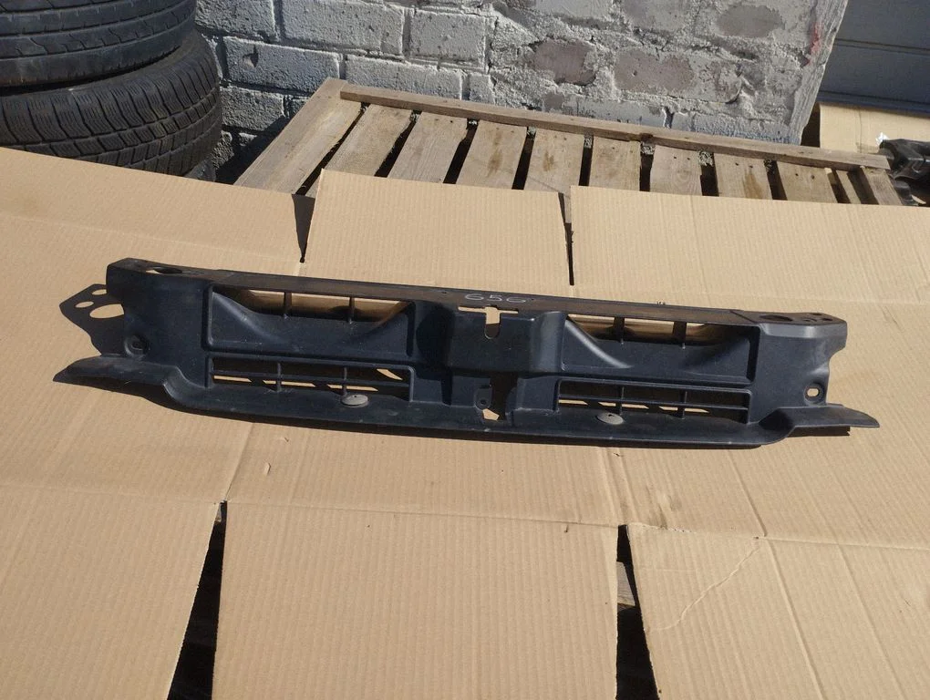Radiator trim – Hyundai Santa Fe (2000-2006)