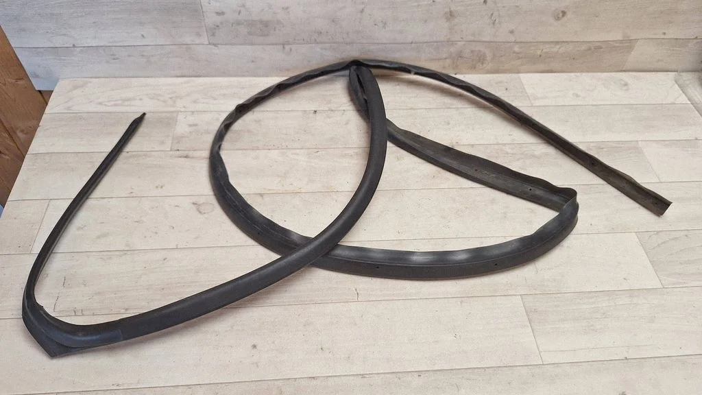 Rubber seal rear door – rear right