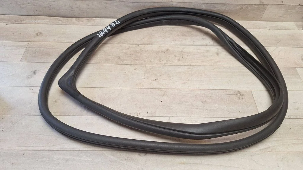 Rubber seal rear door – rear left