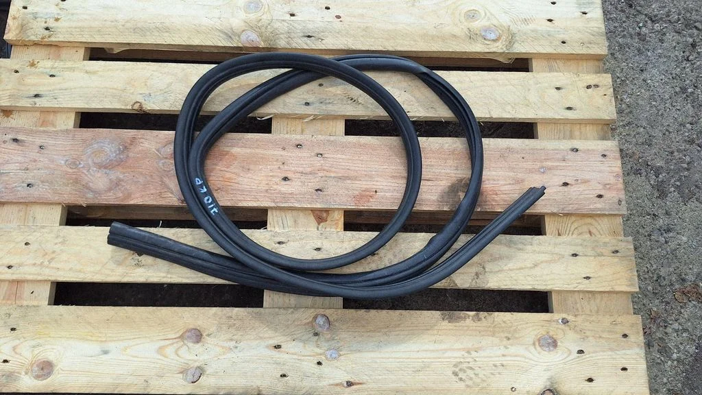 Esiukse tihend (ukse pool) – Nissan Qashqai+2 (2008-2010)