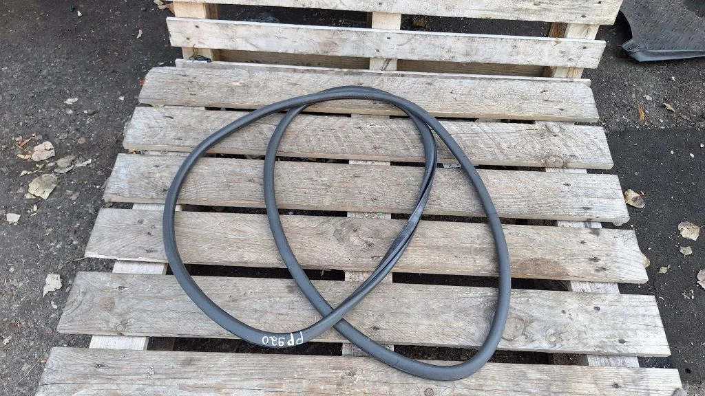 Esiukse tihend (ukse pool) – Volkswagen Touareg I (2002-2010)