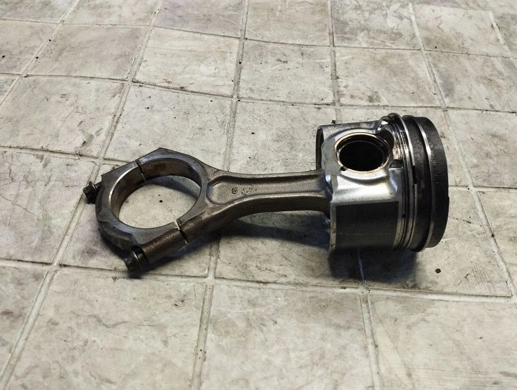 Piston with connecting rod – Subaru Forester SH (2008-2013)