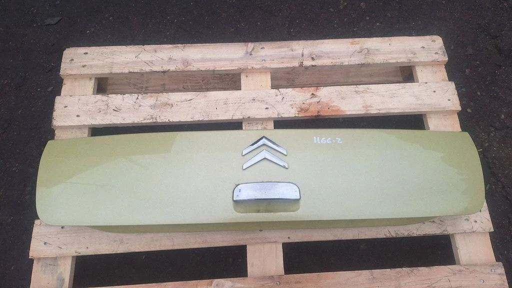 Tailgate trim