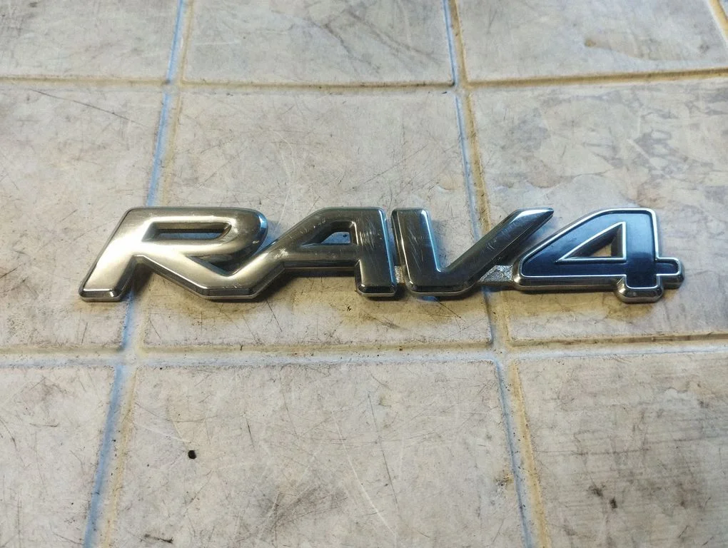 Manufacturers badge/model letters – Toyota RAV 4 (XA20) (2000-2005)