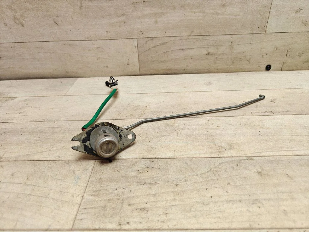 Tailgate exterior lock