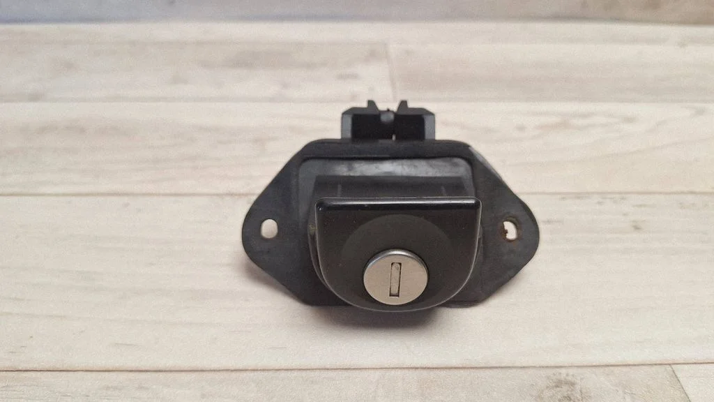 Tailgate exterior lock