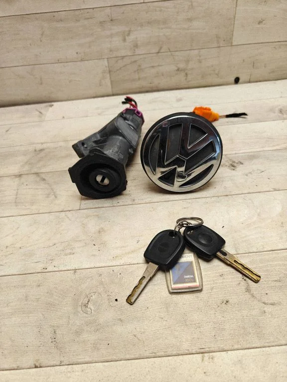 Tailgate exterior lock 4B0905851C
