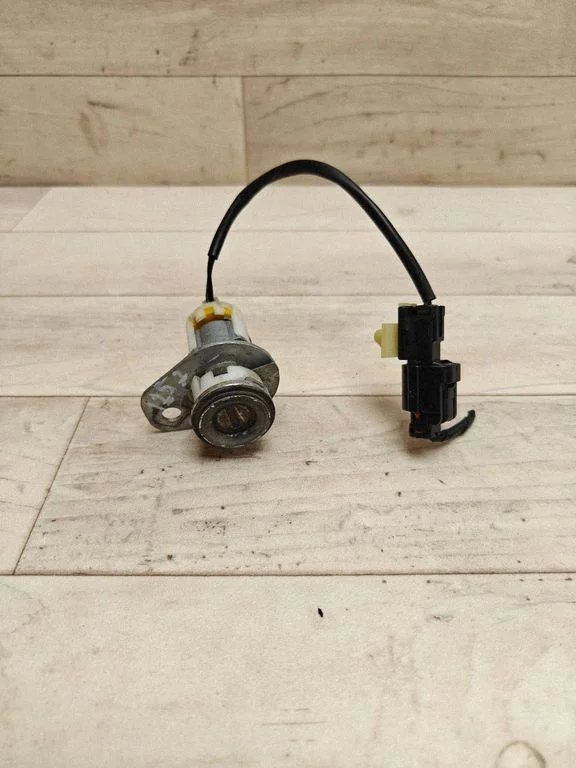 Tailgate exterior lock
