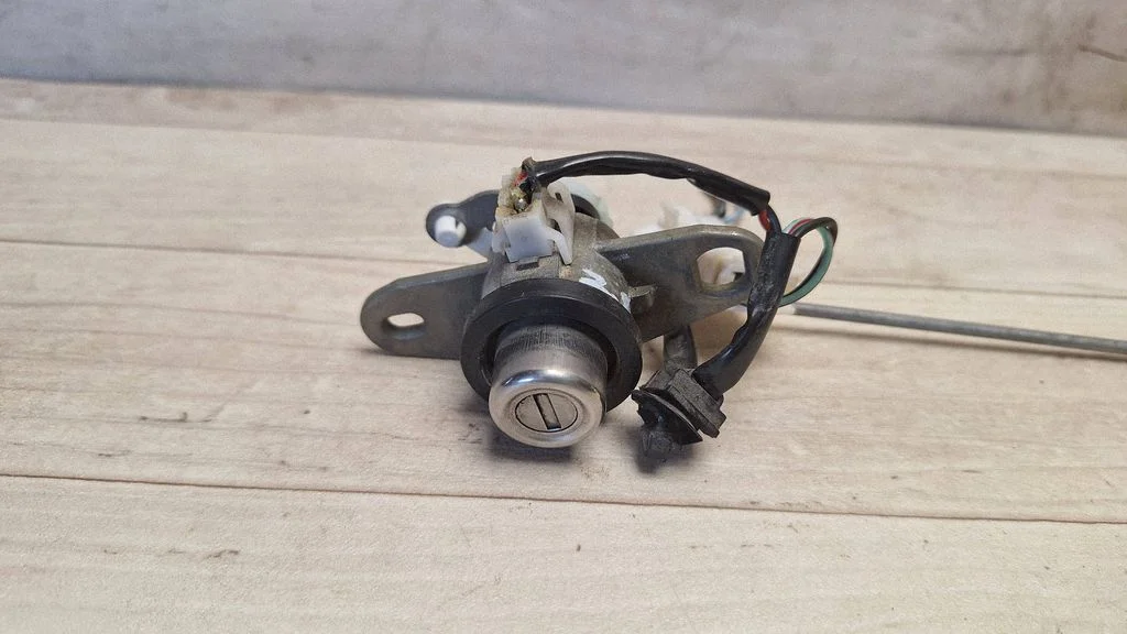 Tailgate exterior lock – Mazda 3 I (2003-2006)
