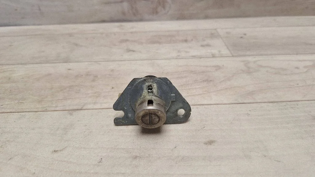Tailgate exterior lock