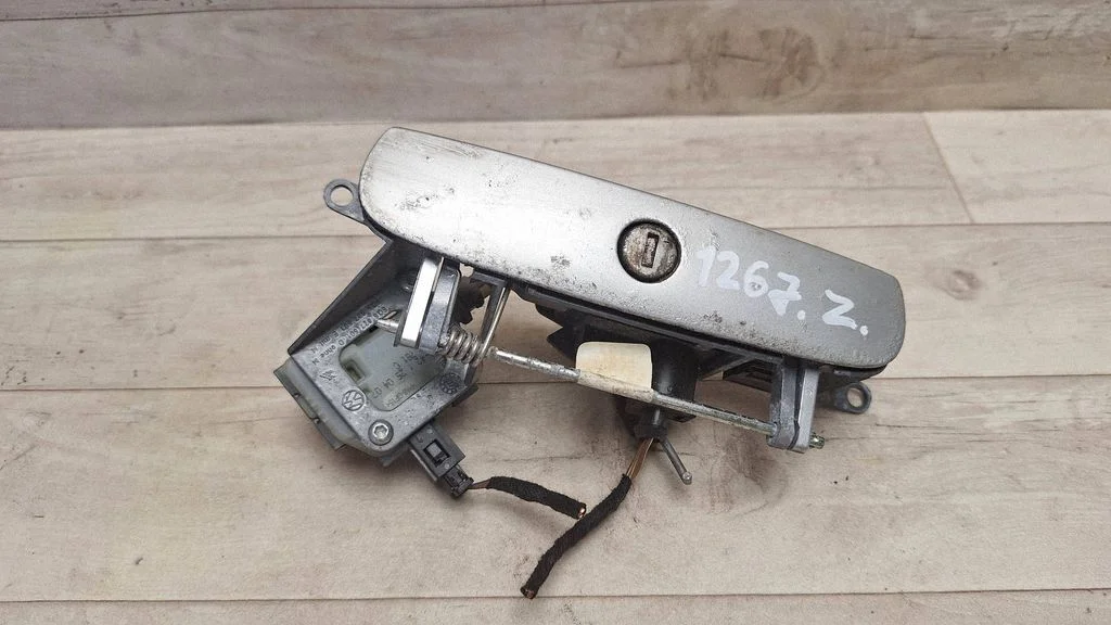 Uchwyt do zamykania klapy tylnej – Volkswagen Polo IV 9N3 (2005-2009)