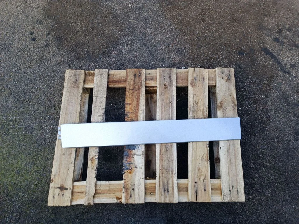 Poritiiva iluliist (molding) – vasak