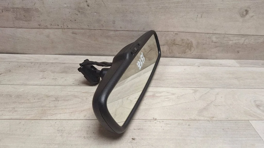 Rear view mirror (interior) E1015892