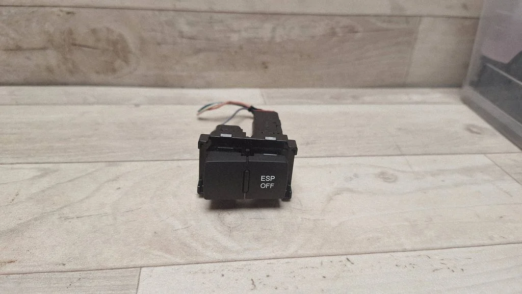 ESP (stability program) switch 621W05010
