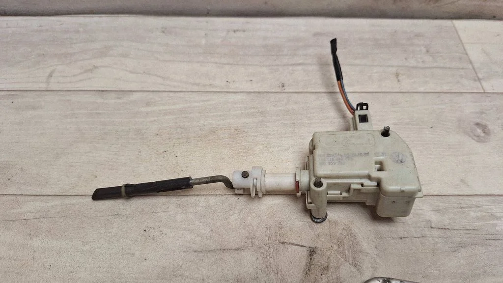 Central locking motor 1J0810773