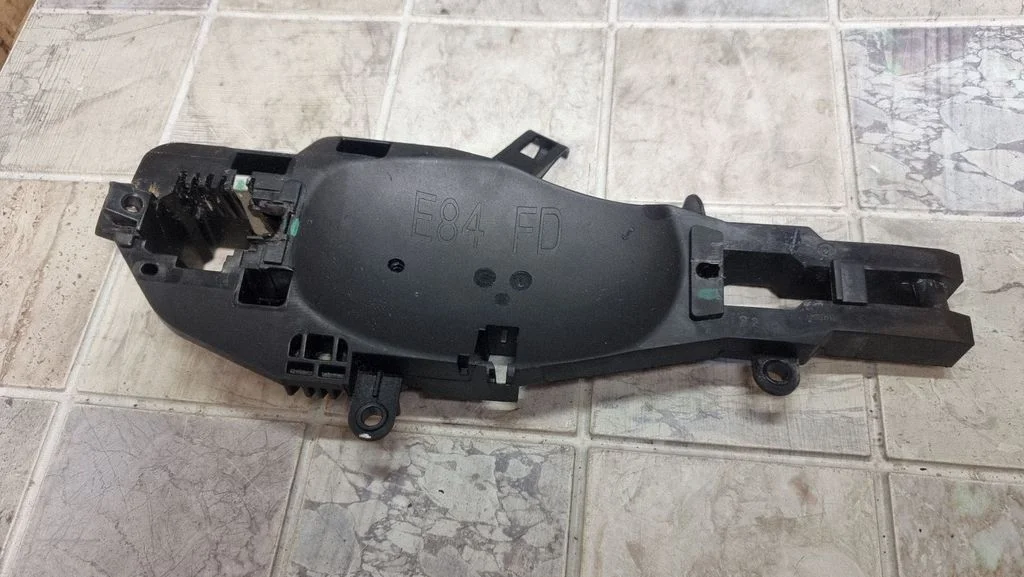 Front door exterior handle/bracket 242680