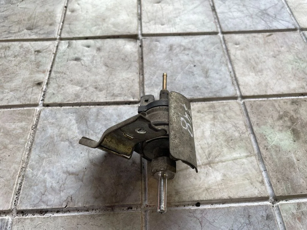 Webasto auxiliary heater fuel pump – Toyota Auris 150 (2006-2012)