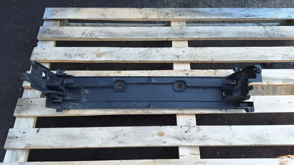 Radiator mount bracket 17107804618