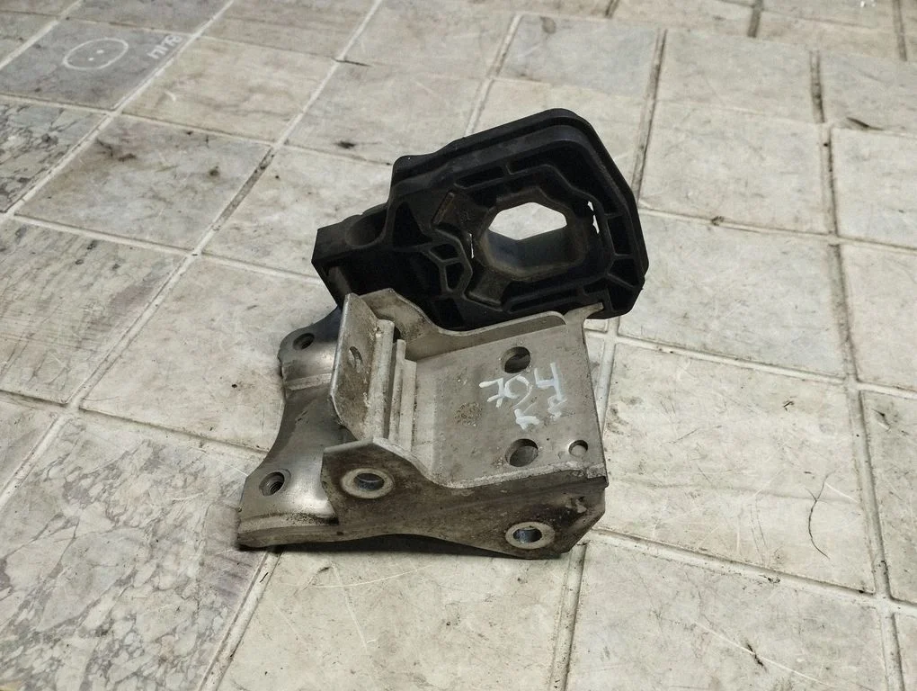 Radiator mount bracket 718651308