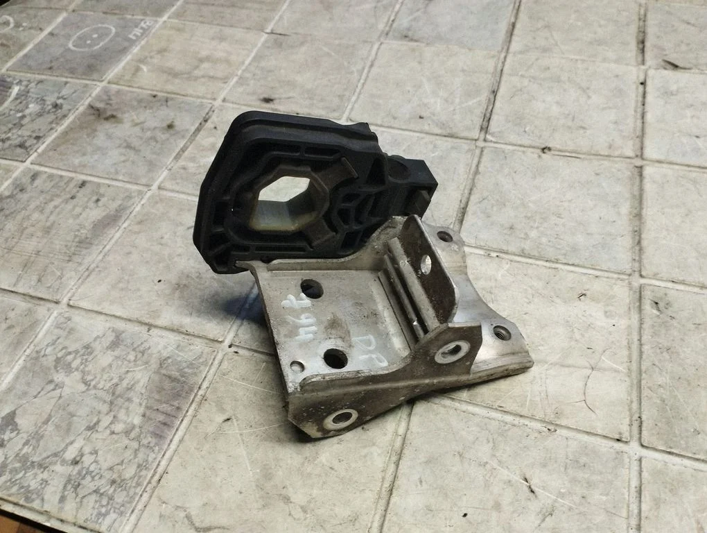 Radiator mount bracket 718651408