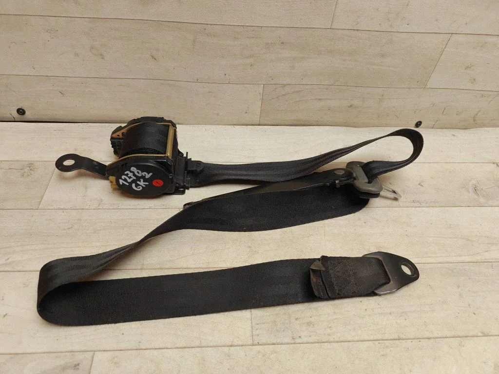 Third row seat belt 898457C304