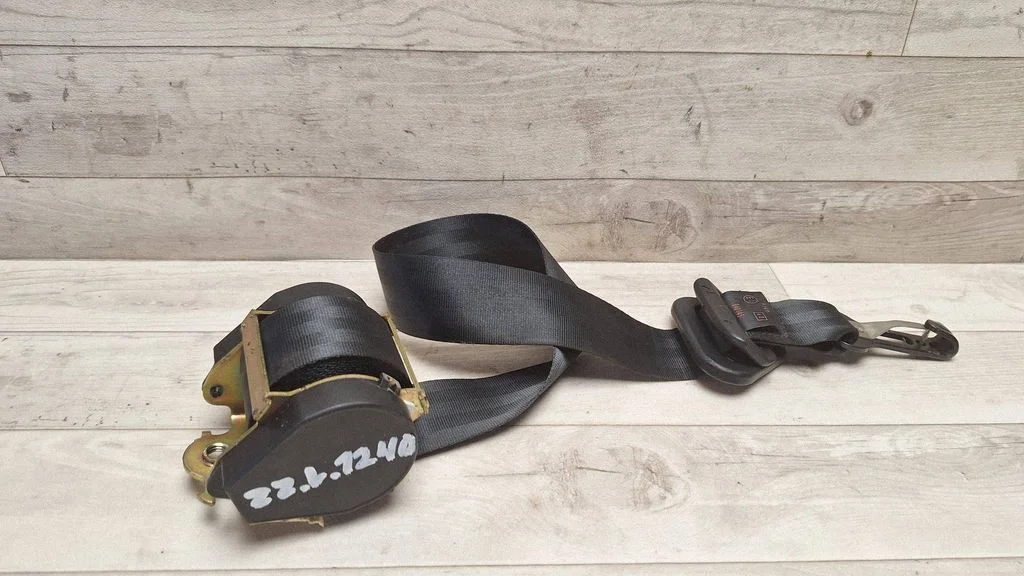Third row seat belt 040145