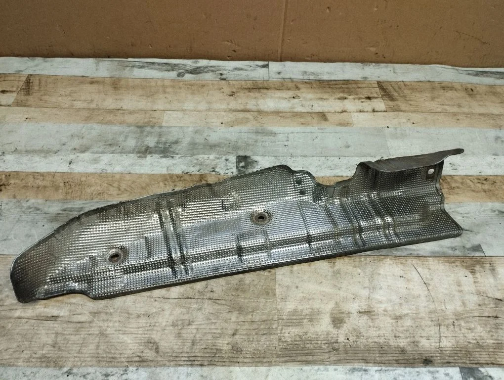 Heat shield in engine bay 851180903