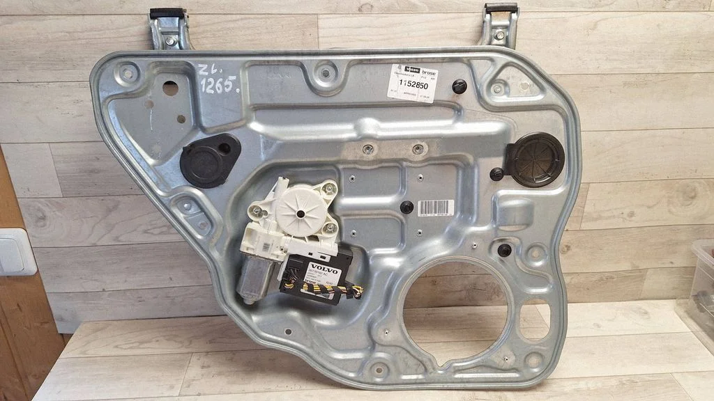 Rear door window regulator with motor 8679082