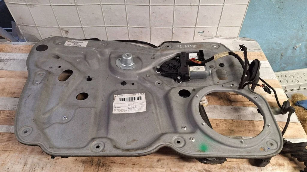Rear door window regulator with motor 1T1837729K