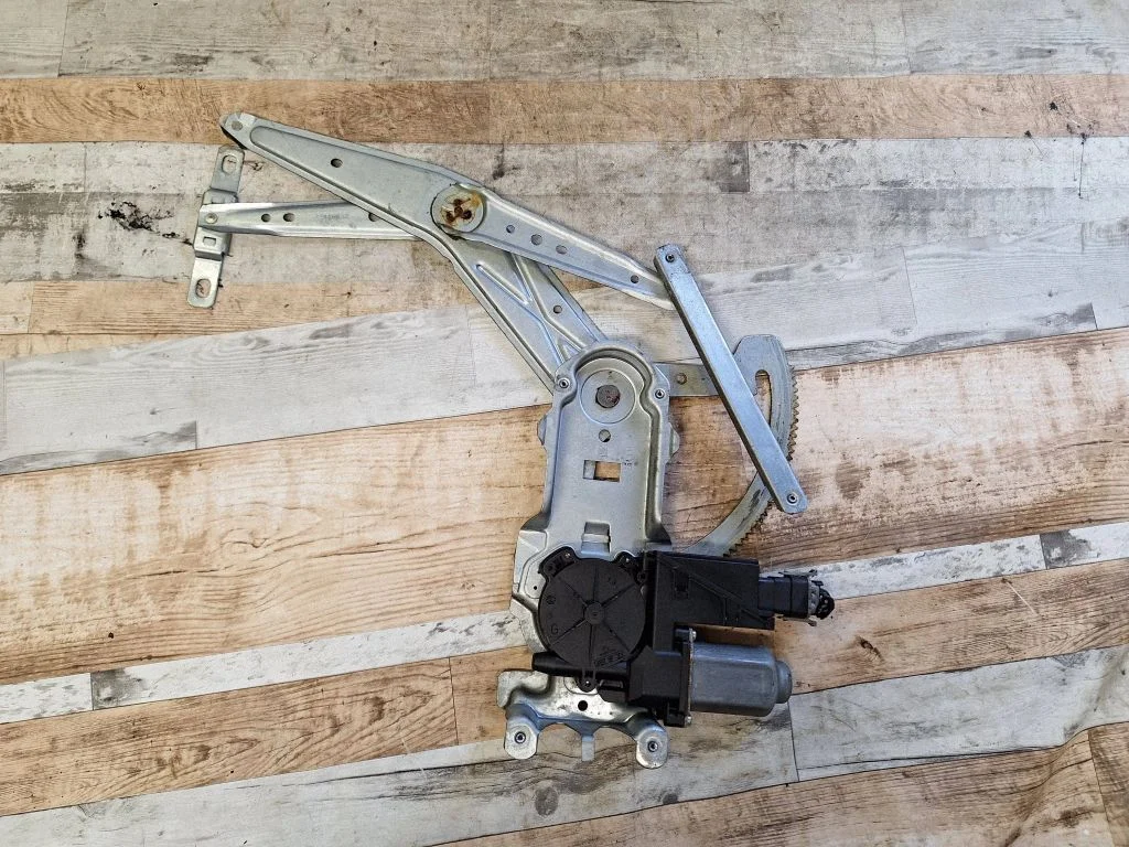 Rear door window regulator with motor – Opel Meriva A (2003-2010)