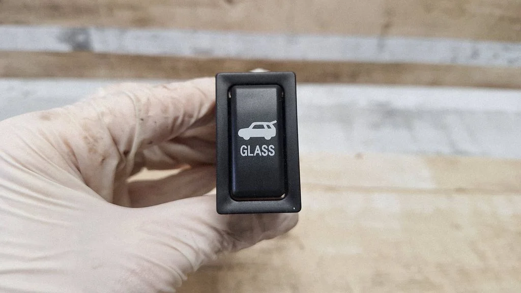 Tailgate glass/window release handle – Pontiac Vibe (2003-2008)