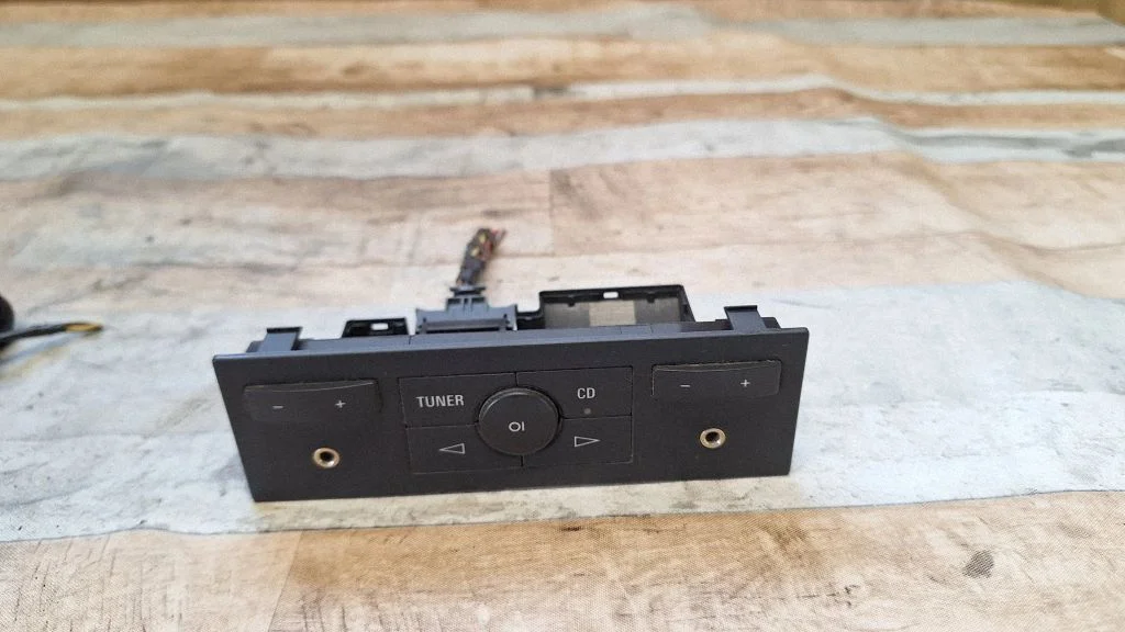 Head unit multimedia control – Opel Vectra C (2005-2009)